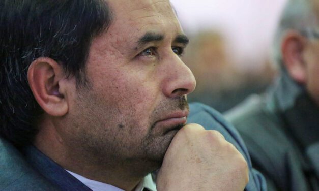 مبارزه‌ی مدنی عاری از خشونت؛ گفت‌و‌گوی شیشه میدیا با عزیز رویش