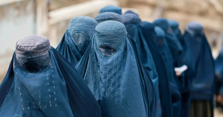 زن در واقعیت و زن در حال حاضر در افغانستان
