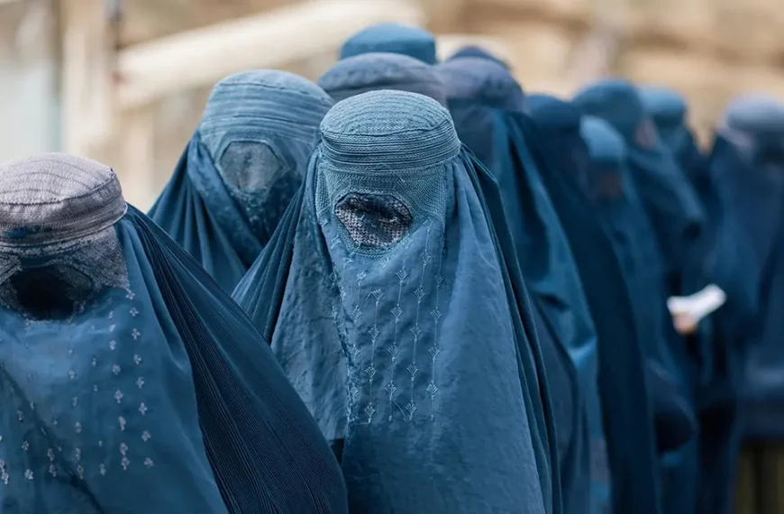زن در واقعیت و زن در حال حاضر در افغانستان
